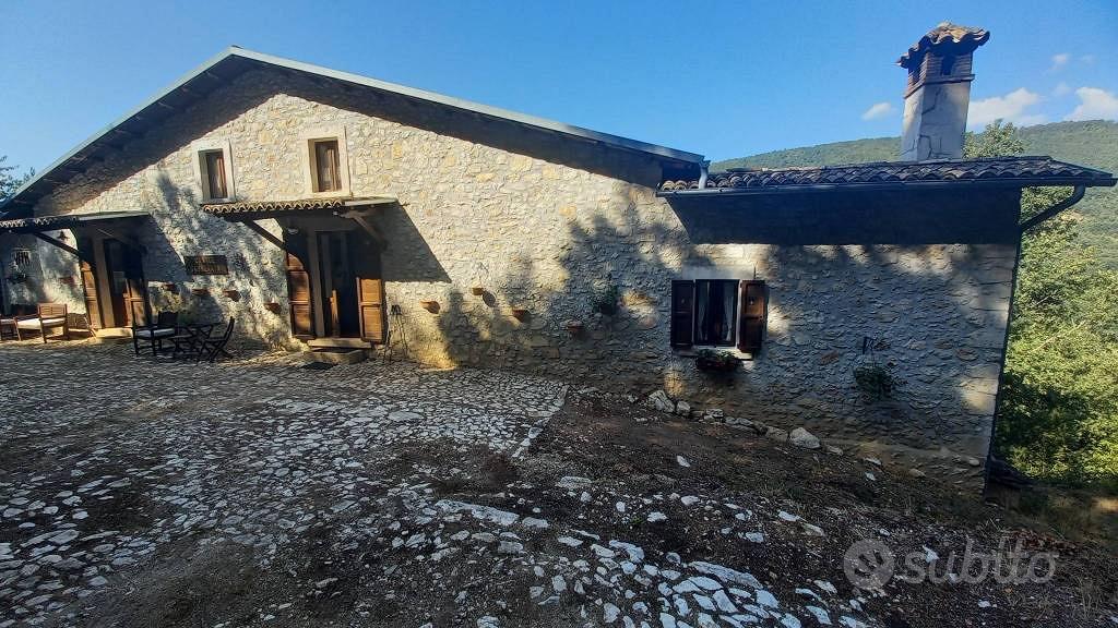Rustico / Casale di 390 m² con più di 5 locali a C - Vista 2