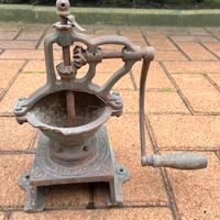 Antico macinino da banco in ghisa