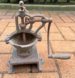 Antico macinino da banco in ghisa