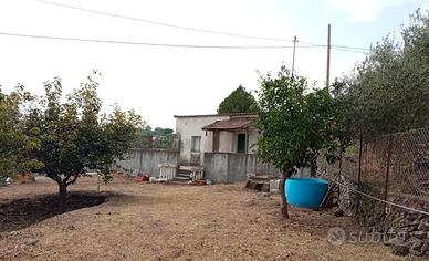 Casetta rurale con terreno in Piedimonte Etneo