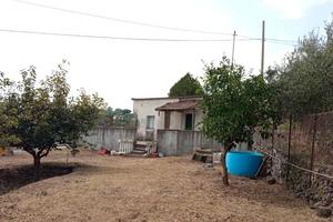Casetta rurale con terreno in Piedimonte Etneo