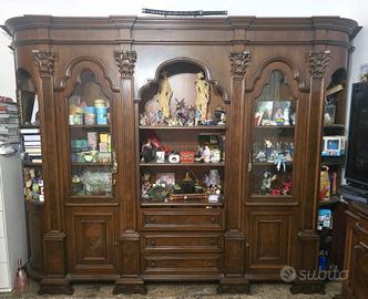 Credenza in legno con vetrine