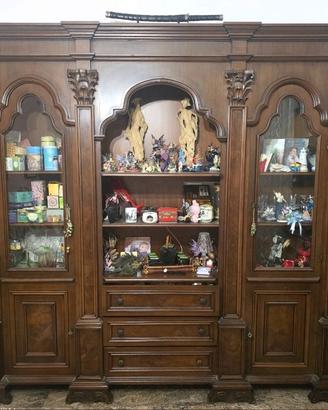 Credenza in legno con vetrine