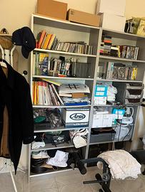 Libreria in legno colore grigio chiaro