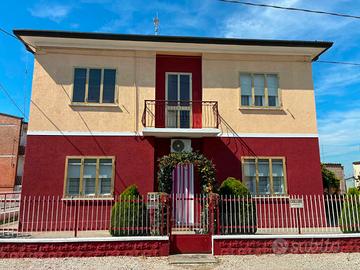 Casa indipendente con 2 appartamenti