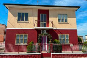 Casa indipendente con 2 appartamenti