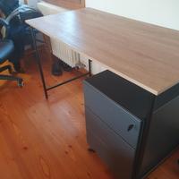 Tavolo stile industriale con cassetti 