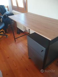 Tavolo stile industriale con cassetti 