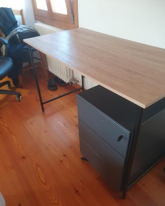 Tavolo stile industriale con cassetti