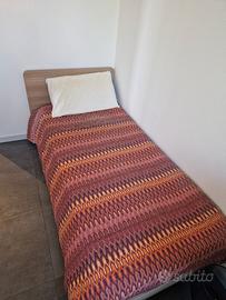 Letto singolo con doghe in legno e materasso