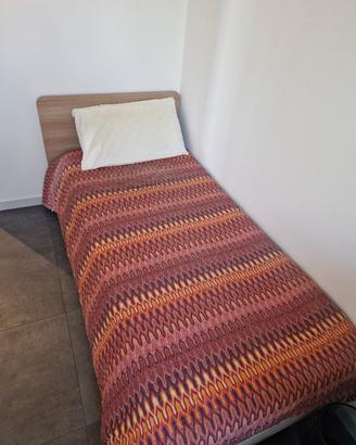 Letto singolo con doghe in legno e materasso