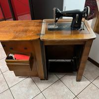 Macchina da cucire vintage con mobile in legno