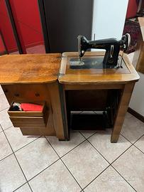 Macchina da cucire vintage con mobile in legno