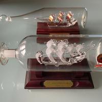 Due navi in vetro in bottiglia