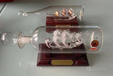 Due navi in vetro in bottiglia