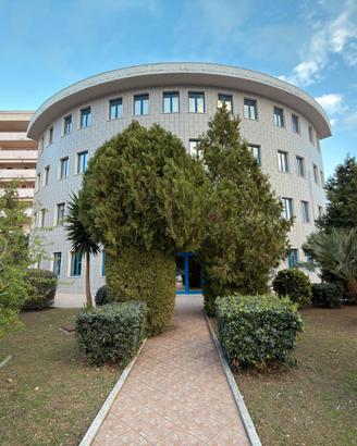 Ufficio finemente arredato con posto auto