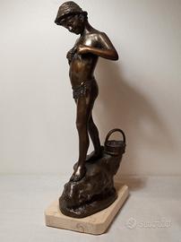 Statua di Pescatore in metallo su base di marmo