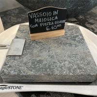 Vassoio in maiolica con pietra ollare