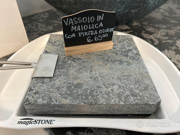 Vassoio in maiolica con pietra ollare