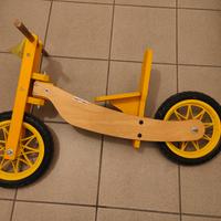 Bicicletta in legno senza pedali