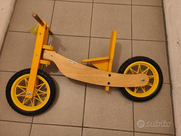 Bicicletta in legno senza pedali