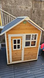 Casetta in legno per bambini in design scandinavo
