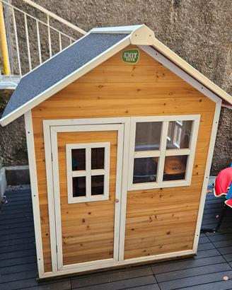Casetta in legno per bambini in design scandinavo
