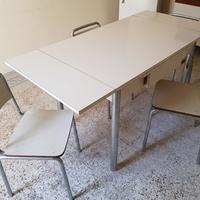 Tavolo bianco e 4 sedie