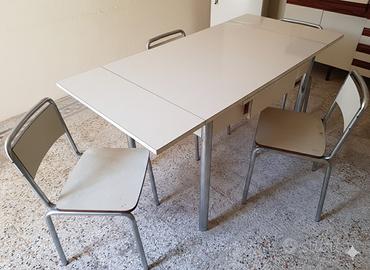 Tavolo bianco e 4 sedie