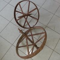 Ruote in ferro da antica carriola