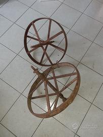 Ruote in ferro da antica carriola