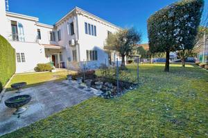 Villa di 220 m² con più di 5 locali e box auto a D