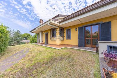 TRIFAMILIARE A FRASCATI