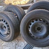 treno di gomme invernali con cerchi
