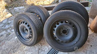 treno di gomme invernali con cerchi