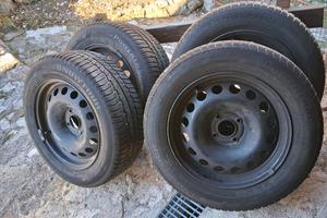 treno di gomme invernali con cerchi