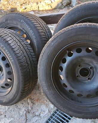 treno di gomme invernali con cerchi