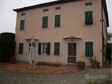 Villa di 330 m² con più di 5 locali e posto auto a
