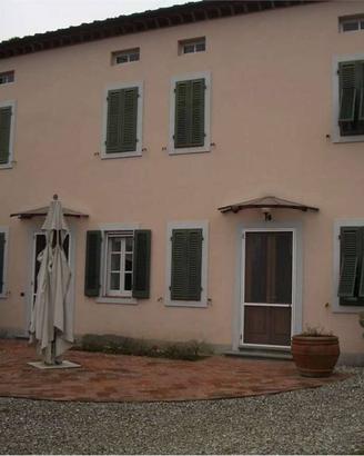 Villa di 330 m² con più di 5 locali e posto auto a