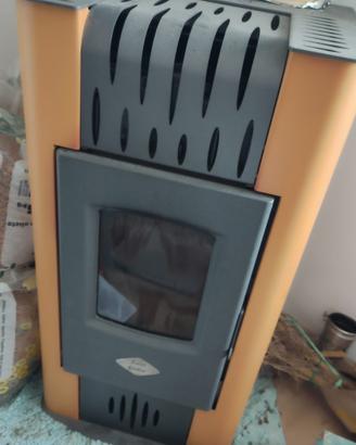 Stufa pellet usata  last calor 6kw