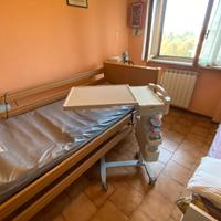 Letto elettrico con sponde con materasso, tavolino