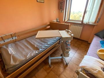 Letto elettrico con sponde con materasso, tavolino