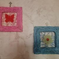 Coppia di quadretti in paglia rosa e azzurro.