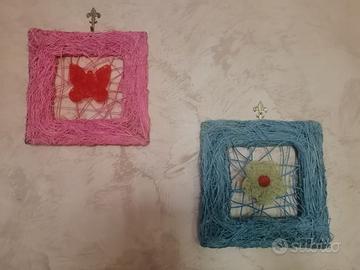 Coppia di quadretti in paglia rosa e azzurro.