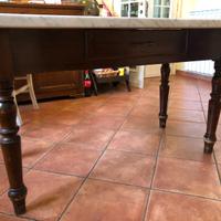 Tavolo vecchio in legno con piano in marmo