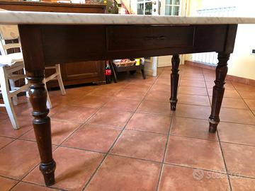 Tavolo vecchio in legno con piano in marmo