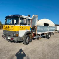 Iveco 135 17 con gru