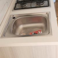 Cucina completa con cappa e forno. 