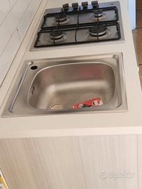 Cucina completa con cappa e forno. 