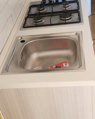 Cucina completa con cappa e forno. 